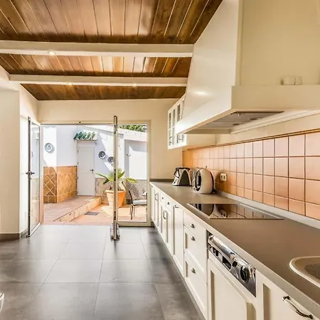 Sleeps 6 Pool Air Con Wifi *