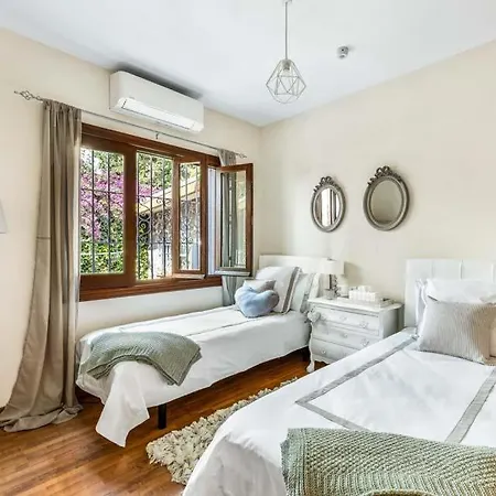Sleeps 6 Pool Air Con Wifi