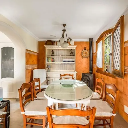 Sleeps 6 Pool Air Con Wifi Nerja