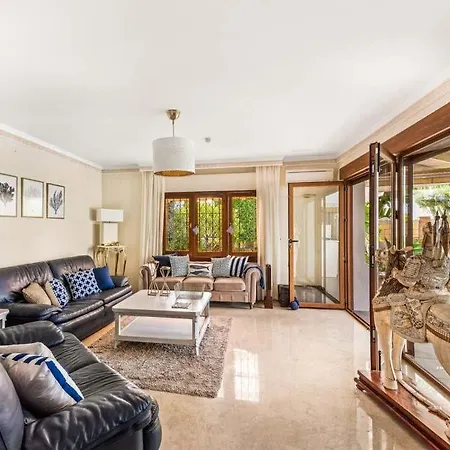 Sleeps 6 Pool Air Con Wifi